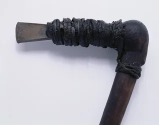 Yxa som hittades med Oetzi Iceman i idegran trä med läderbindning detalj av 222116